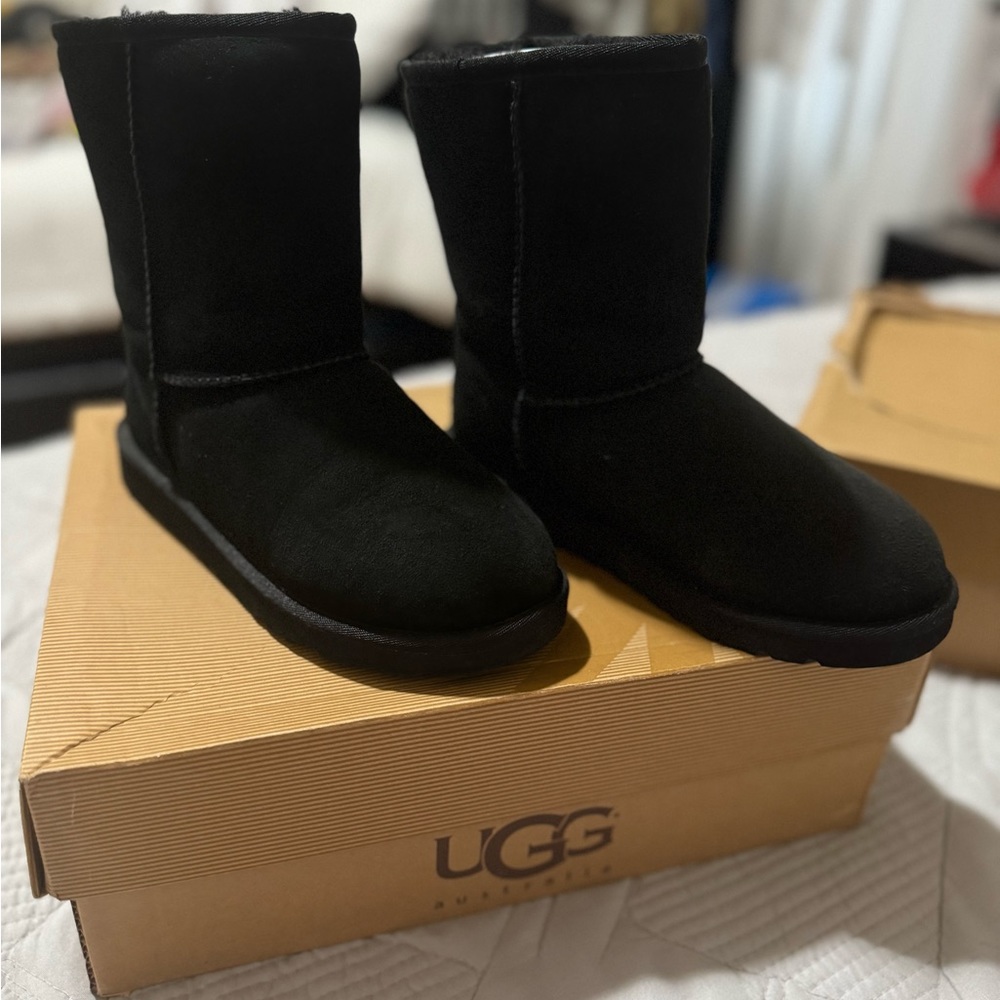 Short Black Uggs